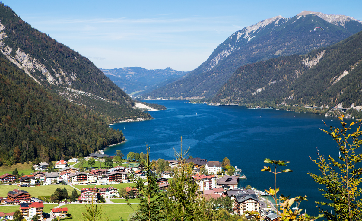 Der Achensee in Tirol in Österreich - Badeurlaub und Wassersport