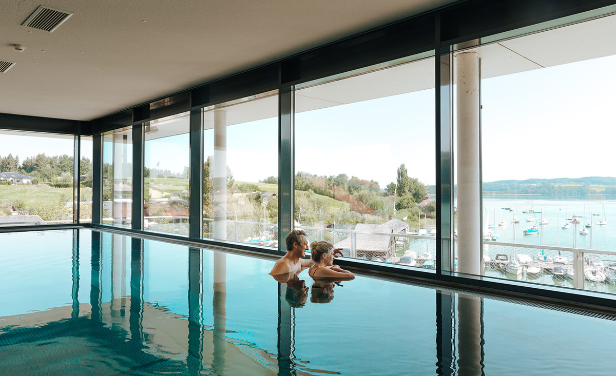 Seeside Hotel Seewirt Mattsee Pool mit blick auf den See