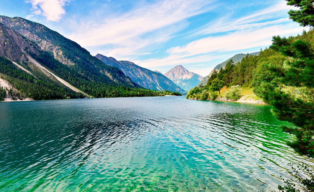 Glasklares Wasser - unberührte Natur - Plansee in Tirol